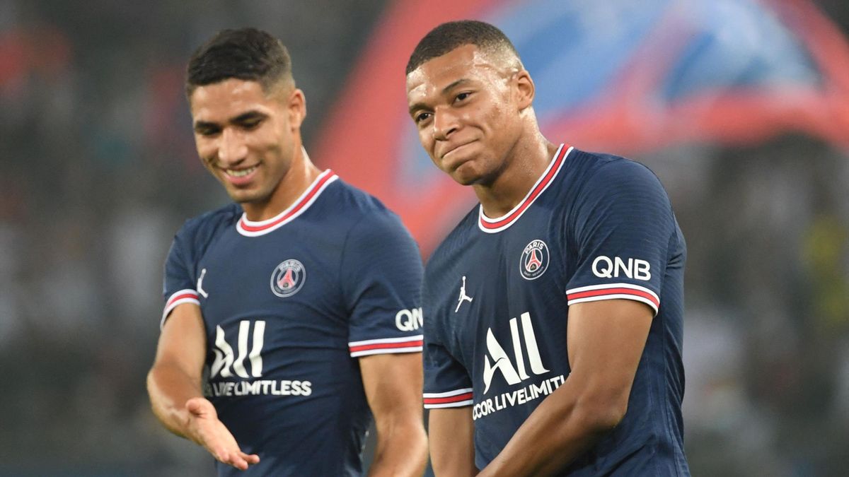 Paris Saint-Germain's Moroccan defender Achraf Hakimi (L) and Paris Saint-Germain's French forward Kylian Mbappe celebrate after scoring a goal during the French L1 football match between Paris Saint-Germain and Racing Club Strasbourg at the Parc des Prin