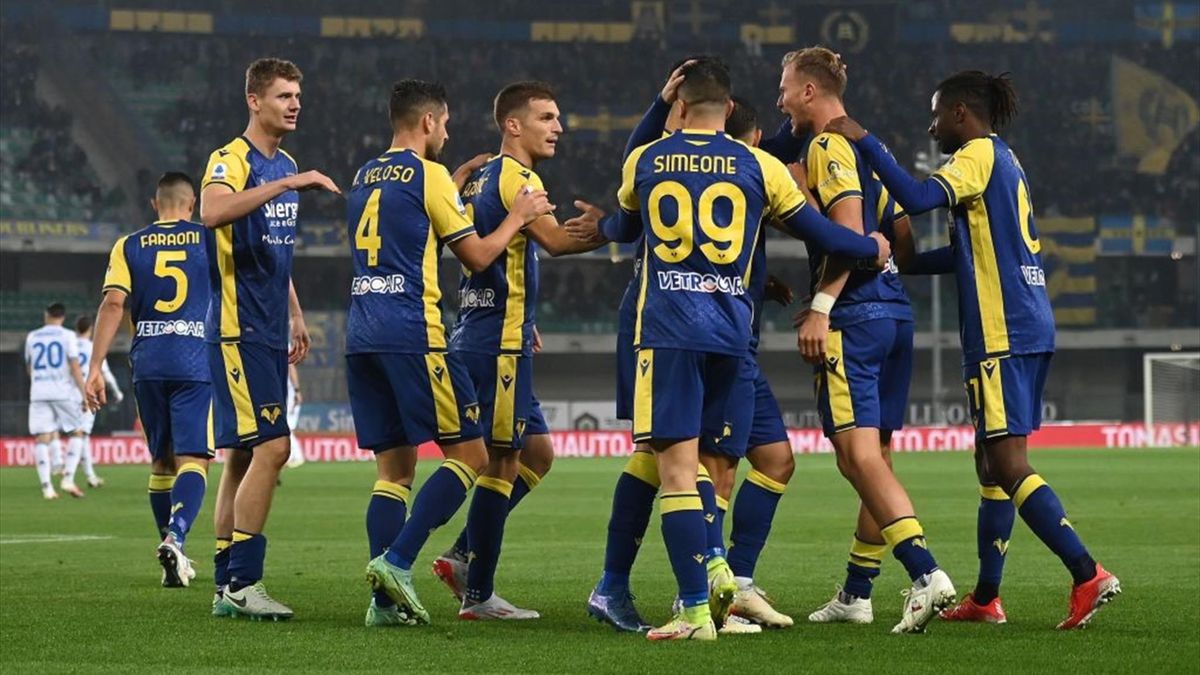 Esultanza di gruppo dei giocatori scaligeri per il gol di Barak in Hellas Verona-Empoli - Serie A 2021/2022