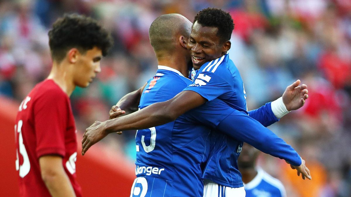 Habib Diallo félicité par Ludovic Ajorque lors de la victoire de prestige de Strasbourg à Liverpool en amical (0-3), le 31 juillet 2022 à Anfield.