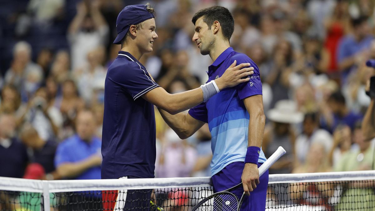 Novak Djokovic consuela a Holger Rune en la red tras acabar su duelo de primera ronda del US Open 2021