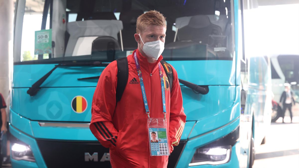 MUNICH, GERMANY - JULY 02: Kevin De Bruyne of Belgium is seen wearing a face mask as he arrives at the stadium prior to the UEFA Euro 2020 Championship Quarter-final match between Belgium and Italy at Football Arena Munich on July 02, 2021 in Munich, Germ