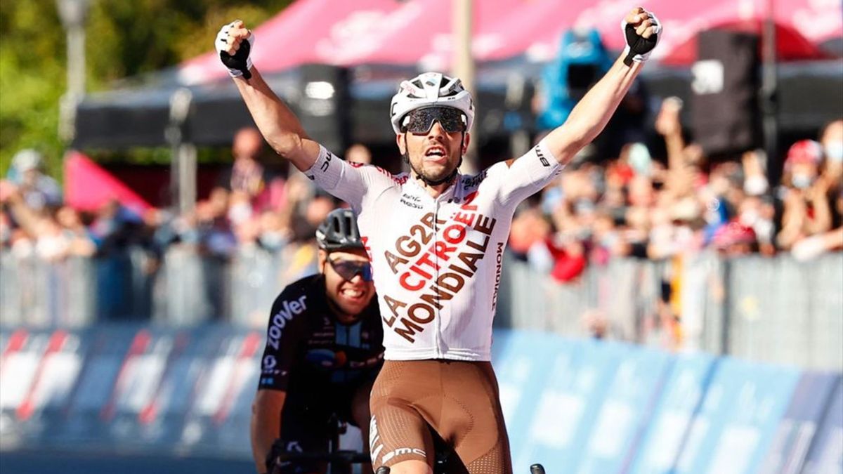 Andrea Vendrame vince sul traguardo di Bagno di Romagna - Giro d'Italia 2021