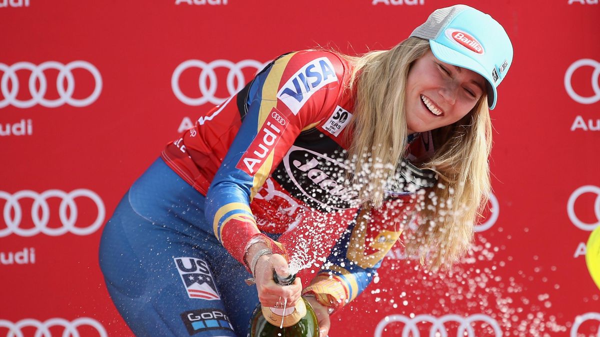 Mikaela Shiffrin, vainqueur du gros globe de cristal du classement général de la Coupe du monde, champagne à la main