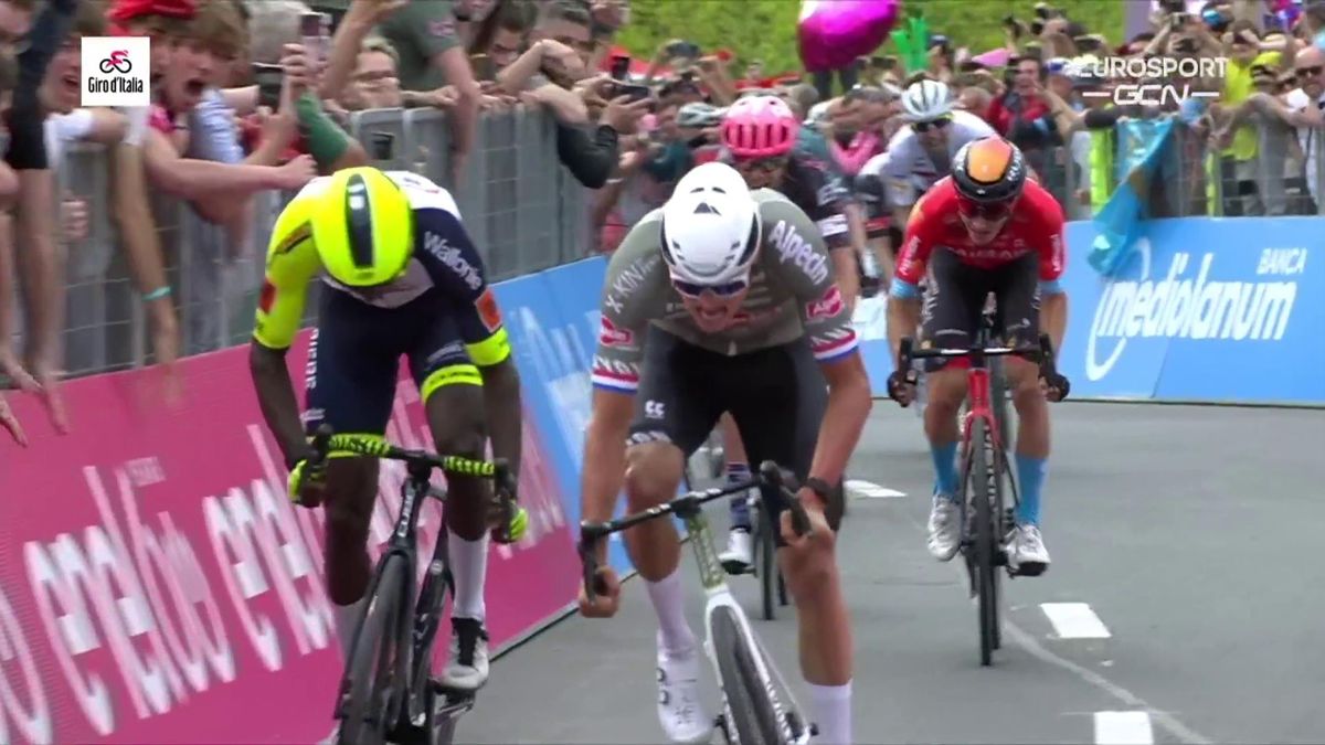 Mathieu van der Poel se ha llevado el triunfo en la 1ª etapa del Giro de Italia 2022. El netherlands vestirá la primera maglia rosa.