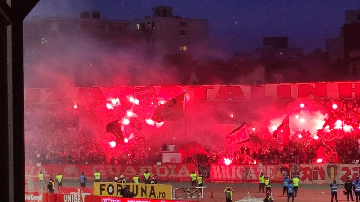 Fanii lui Dinamo creează o atmosferă incediară la meciul cu U Cluj