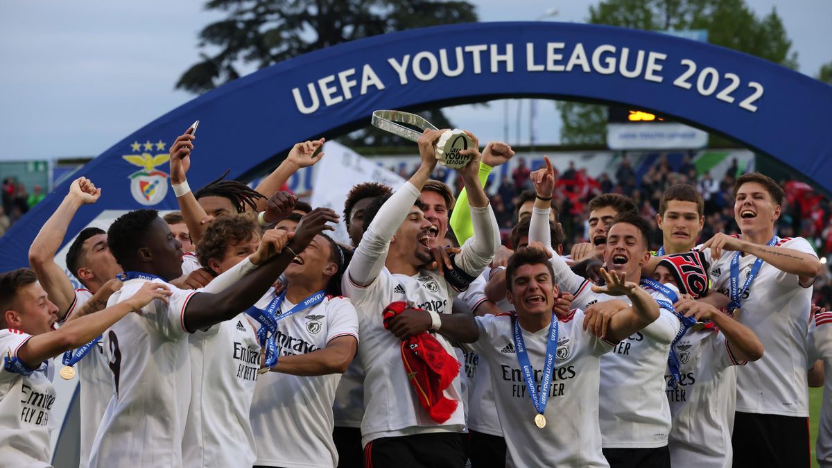 Les joueurs du Benfica Lisbonne soulèvent le trophée de la Youth League, le 25 avril 2022