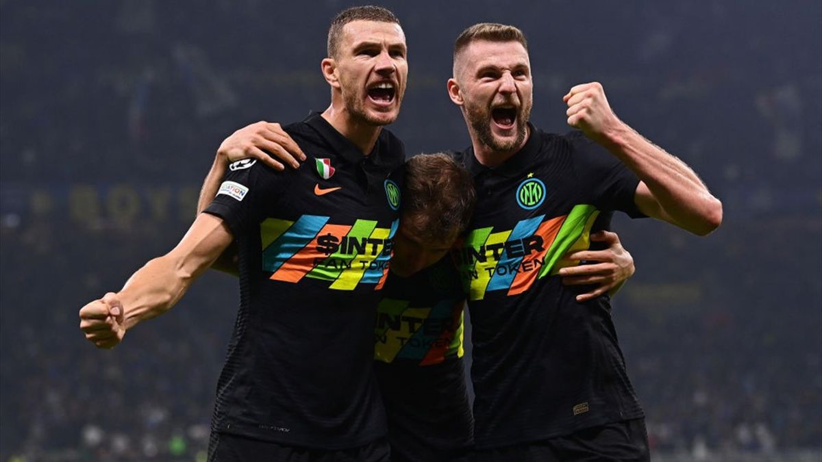 L'esultanza di Dzeko con Skriniar dopo il gol in Inter-Sheriff Tiraspol - Champions League 2021/2022