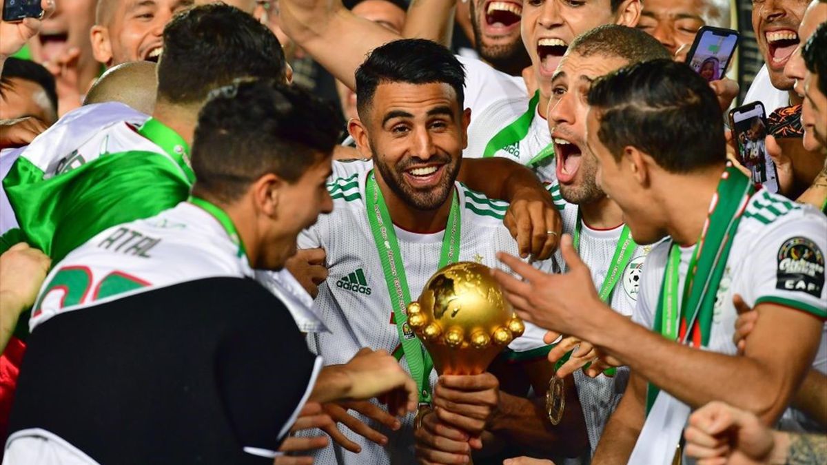 Riyad Mahrez alza il trofeo vinto con l'Algeria - Coppa d'Africa 2019