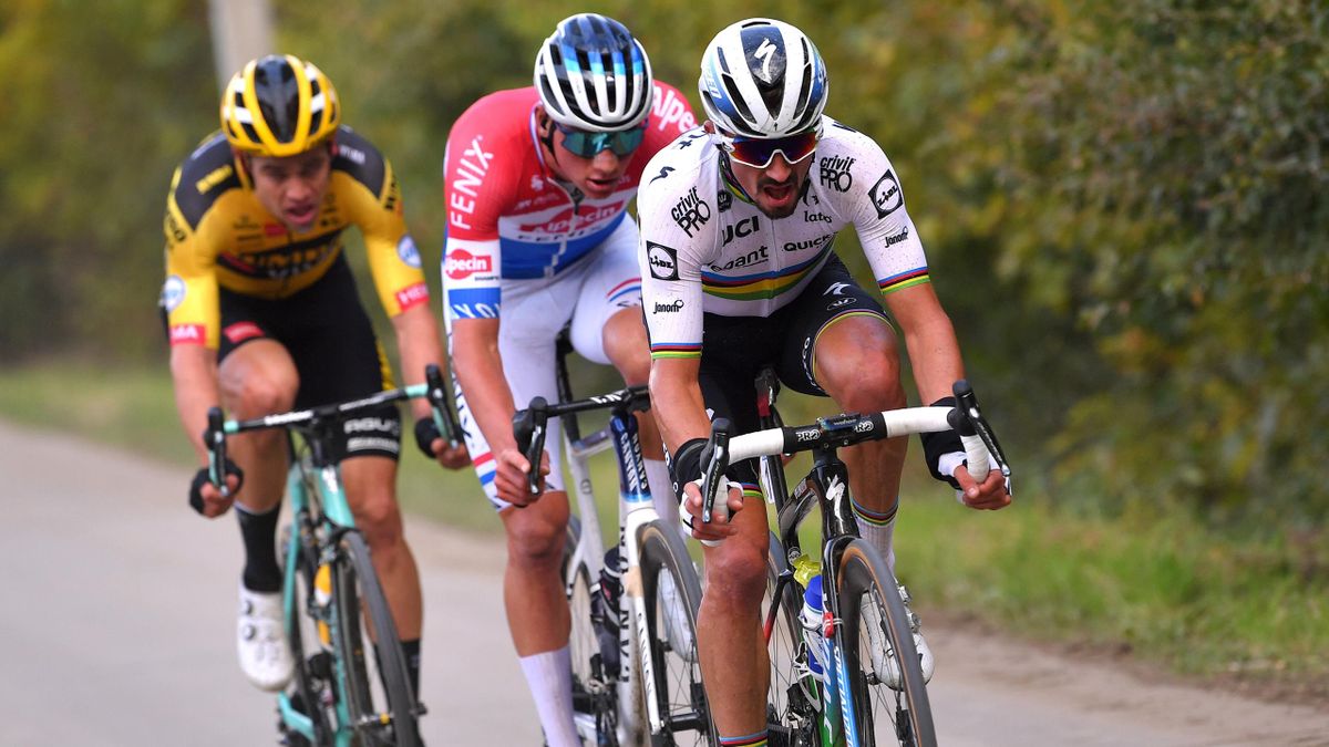 Wout van Aert, Mathieu van der Poel e Julian Alaphilippe durante il Giro delle Fiandre 2020 - Getty Images