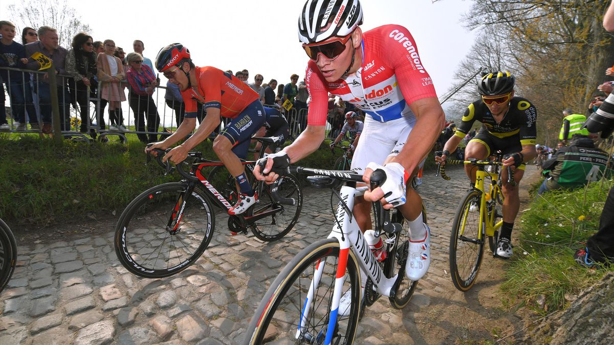 Mathieu van der Poel trek door tijdens de Ronde van Vlaanderen.