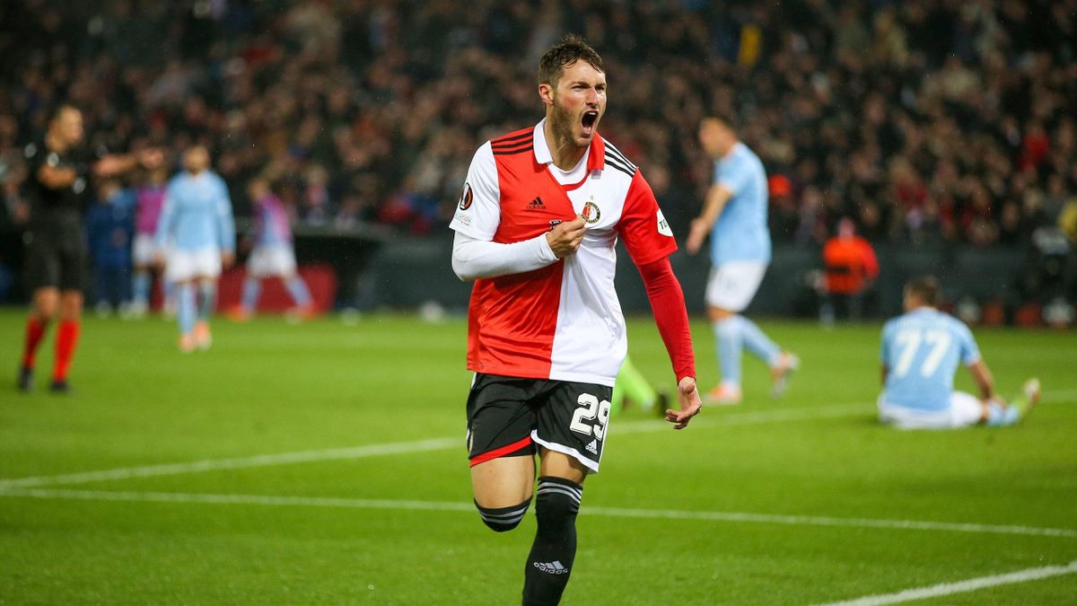 Santiago Gimenez esulta dopo il gol segnato durante Feyenoord-Lazio - Europa League 2022-23