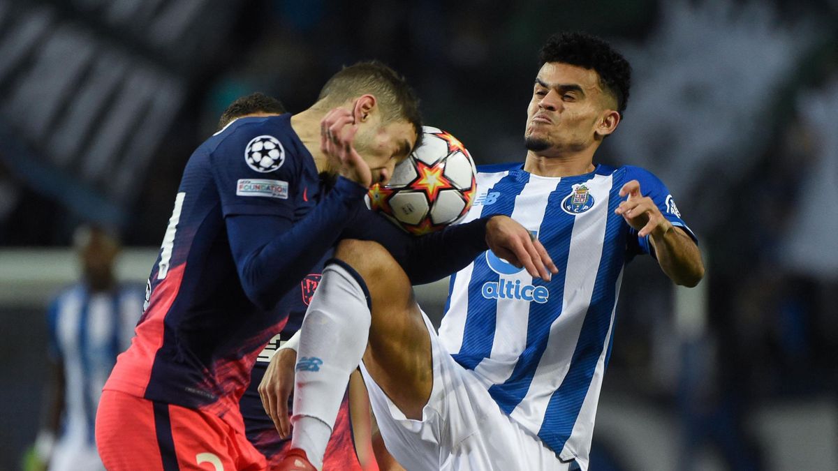 Atletico Madrid's Croatian defender Sime Vrsaljko (L) fights for the ball with FC Porto's Colombian midfielder Luis Diaz during the UEFA Champions League first round group B football match between FC Porto and Club Atletico de Madrid at the Dragao stadium