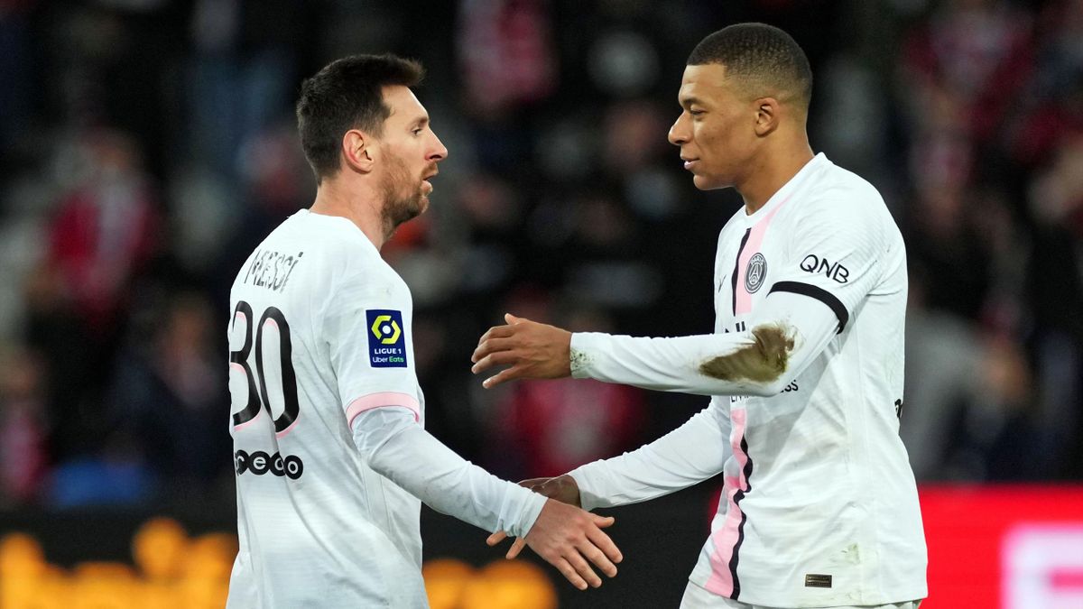 Lionel (Leo) Messi of Paris SG and Kylian Mbappe of Paris SG during the Ligue 1 Uber Eats match between Lille OSC and Paris Saint Germain at Stade Pierre Mauroy on February 6, 2022 in Lille, France. (Photo by Sylvain Lefevre/Getty Images)