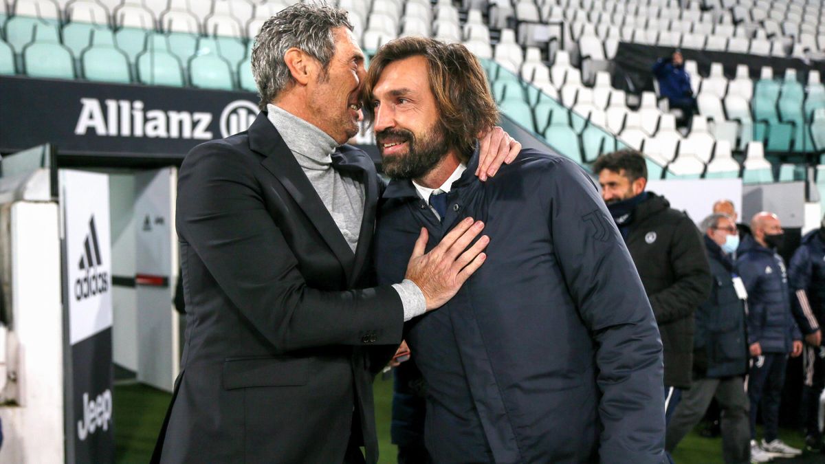 Luca Gotti abbraccia Andrea Pirlo in occasione di Juventus-Udinese