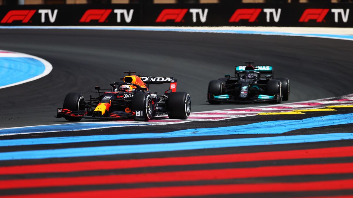 La Red Bull di Max Verstappen e la Mercedes di Lewis Hamilton sul circuito di Le Castellet, GP Francia 2021