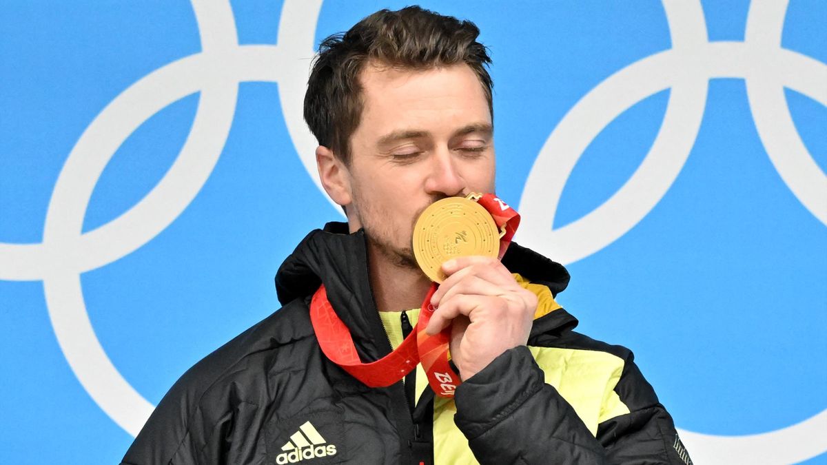 Goldener Kuss: Johannes Ludwig gewann Gold im Eiskanal.