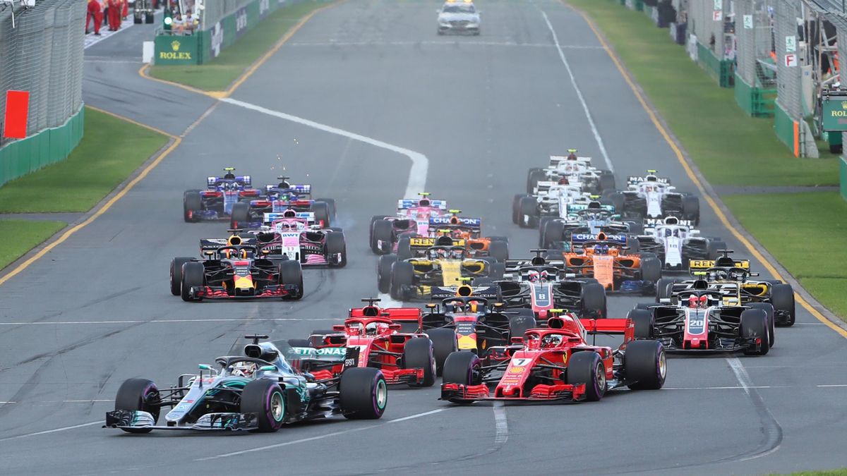 Lewis Hamilton (l.) führt das Fahrerfeld beim Großen Preis von Australien in die erste Kurve. Der Saisonauftakt 2021 steht vor der Absage