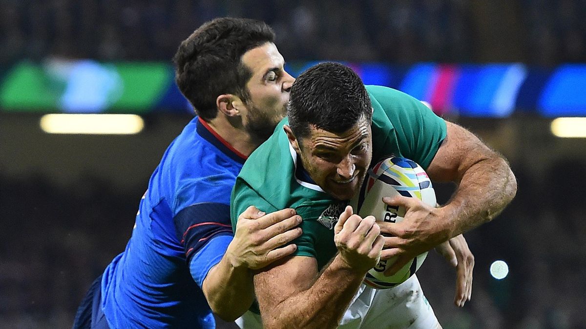 Ireland's full-back Rob Kearney (C) scores his team's first try during a Pool D match of the 2015 Rugby World Cup between France and Ireland at the Millennium Stadium in Cardiff, south Wales, on October 11, 2015