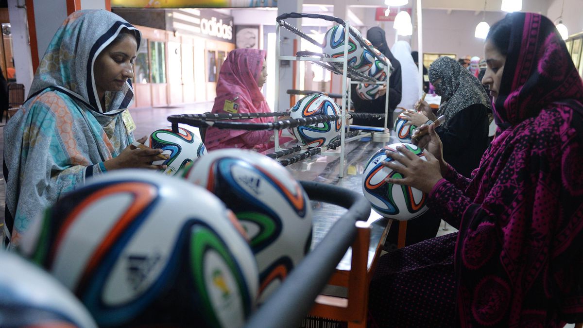 Pakistanlı işçiler Dünya Kupası toplarını üretiyor