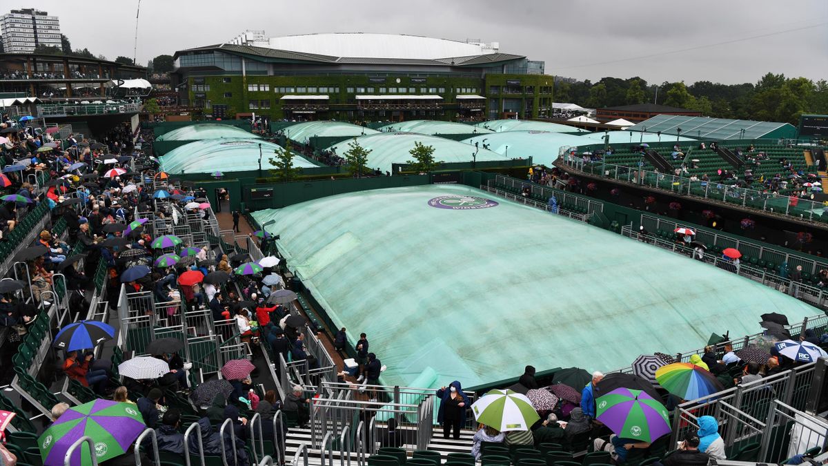 Les courts de Wimbledon bâchés à cause de la pluie à Wimbledon en 2021