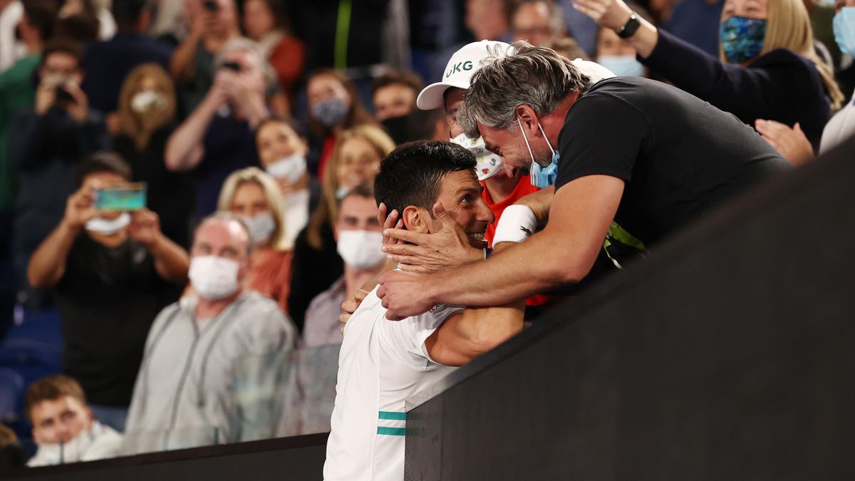 Novak Djokovic célèbre sa victoire en finale de l'Open d'Australie 2021, avec son clan