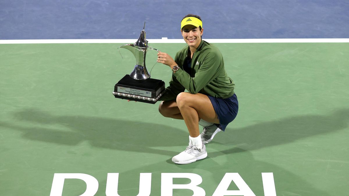 Garbiñe Muguruza posa con el título conquistado en el WTA 1.000 de Dubái