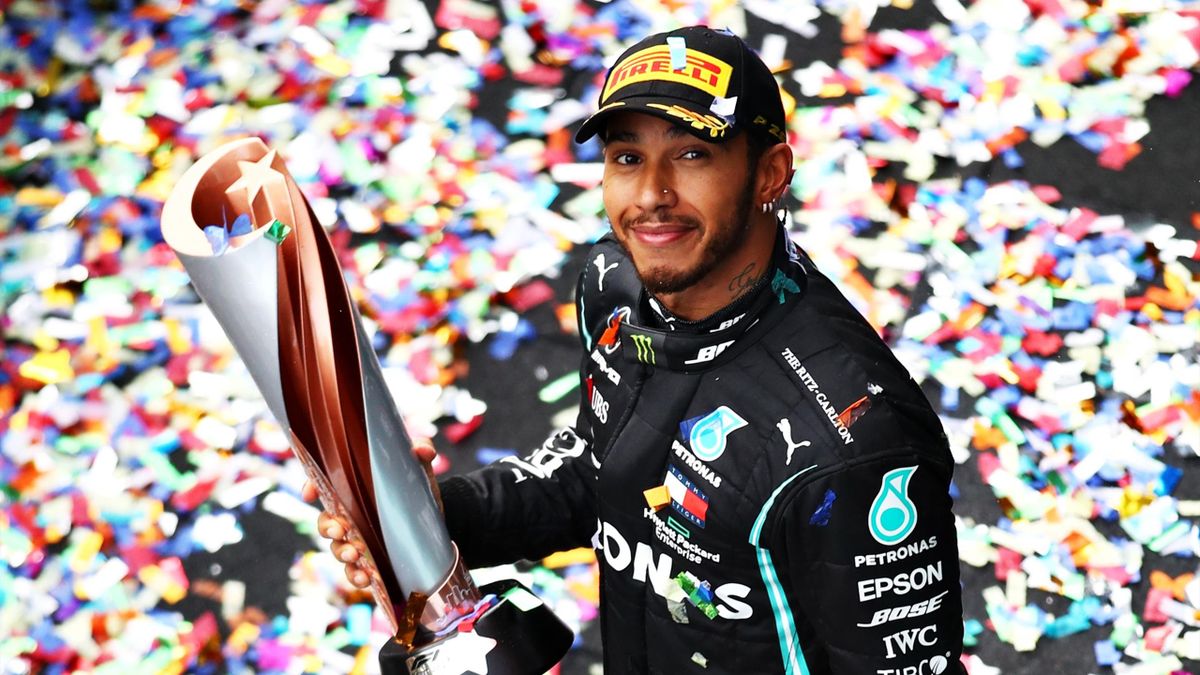 Der Weltmeister Lewis Hamilton in Lebensgröße unterm Tannenbaum Formel 1 