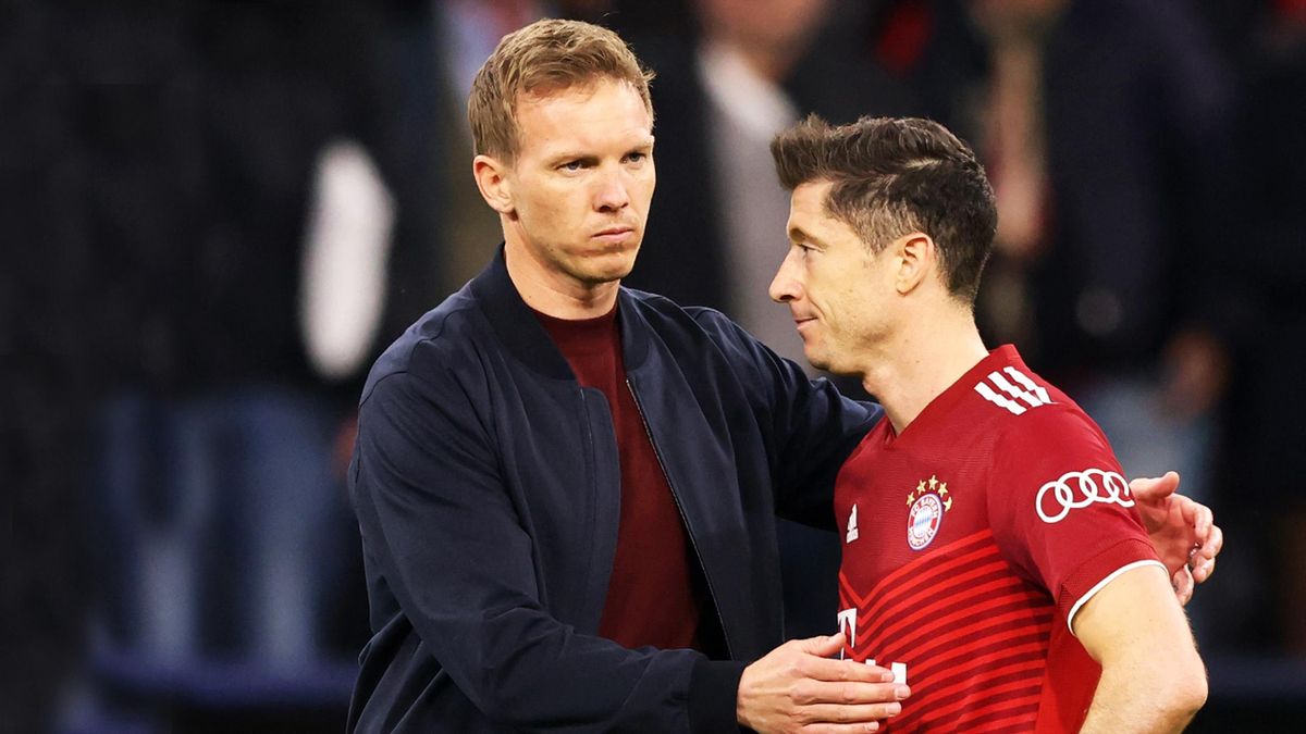 Bayern-Coach Julian Nagelsmann (li.) mit Stürmer Robert Lewandowski (re.)