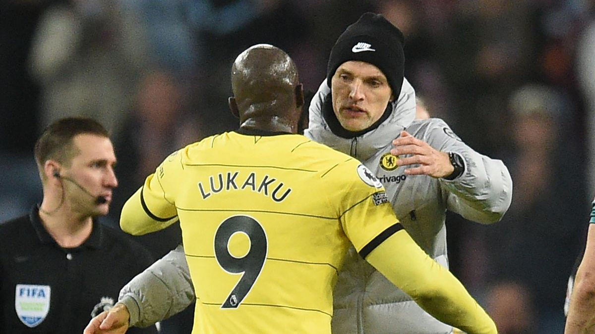 Lukaku e l'allenatore Tuchel si abbracciano dopo la vittoria del Chelsea contro l'Aston Villa - Premier League 2021/2022