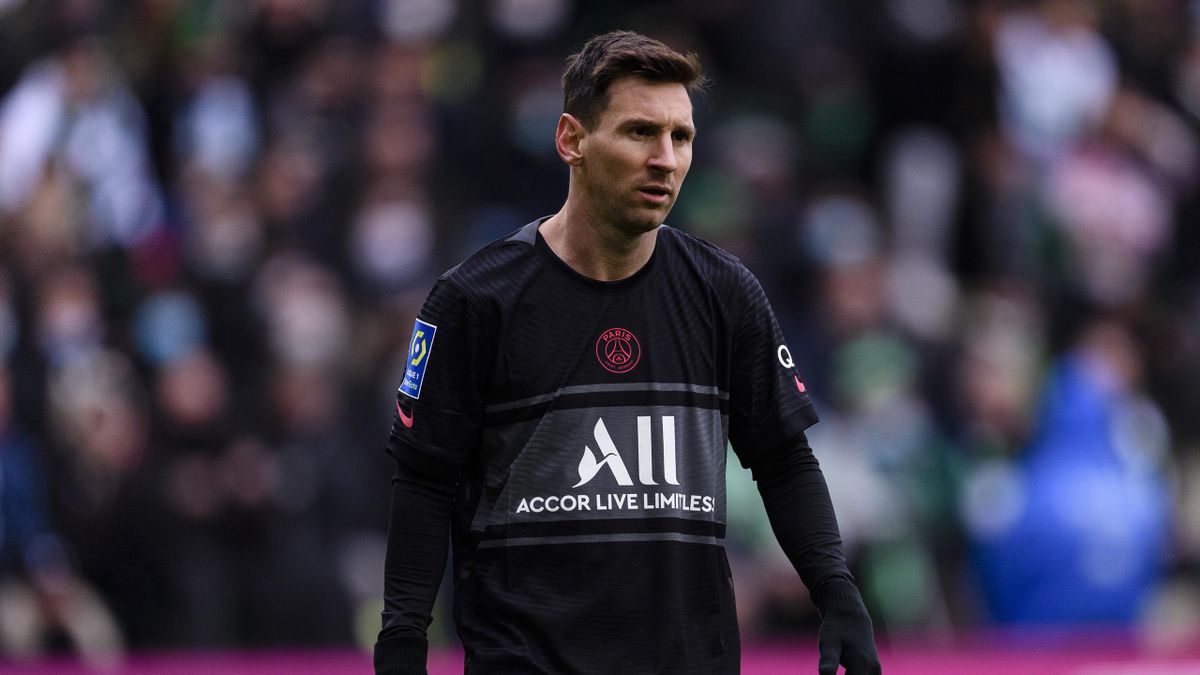 Lionel Messi of Paris Saint Germain walks in the field during the Ligue 1 Uber Eats match between AS Saint-Etienne and Paris Saint Germain at Stade Geoffroy-Guichard on November 28, 2021 in Saint-Etienne, France