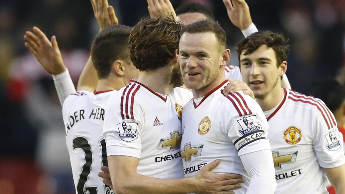Manchester United's Wayne Rooney celebrates at full time with teammates