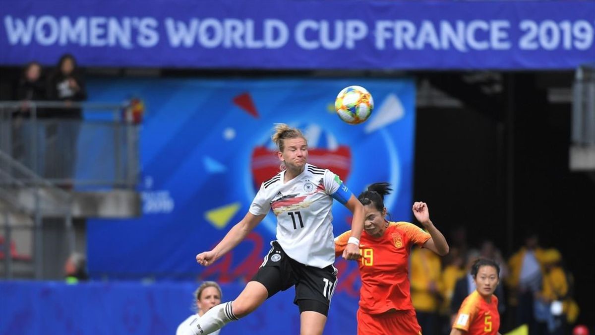 Alexandra Popp im Kopfballduell bei der WM 2019