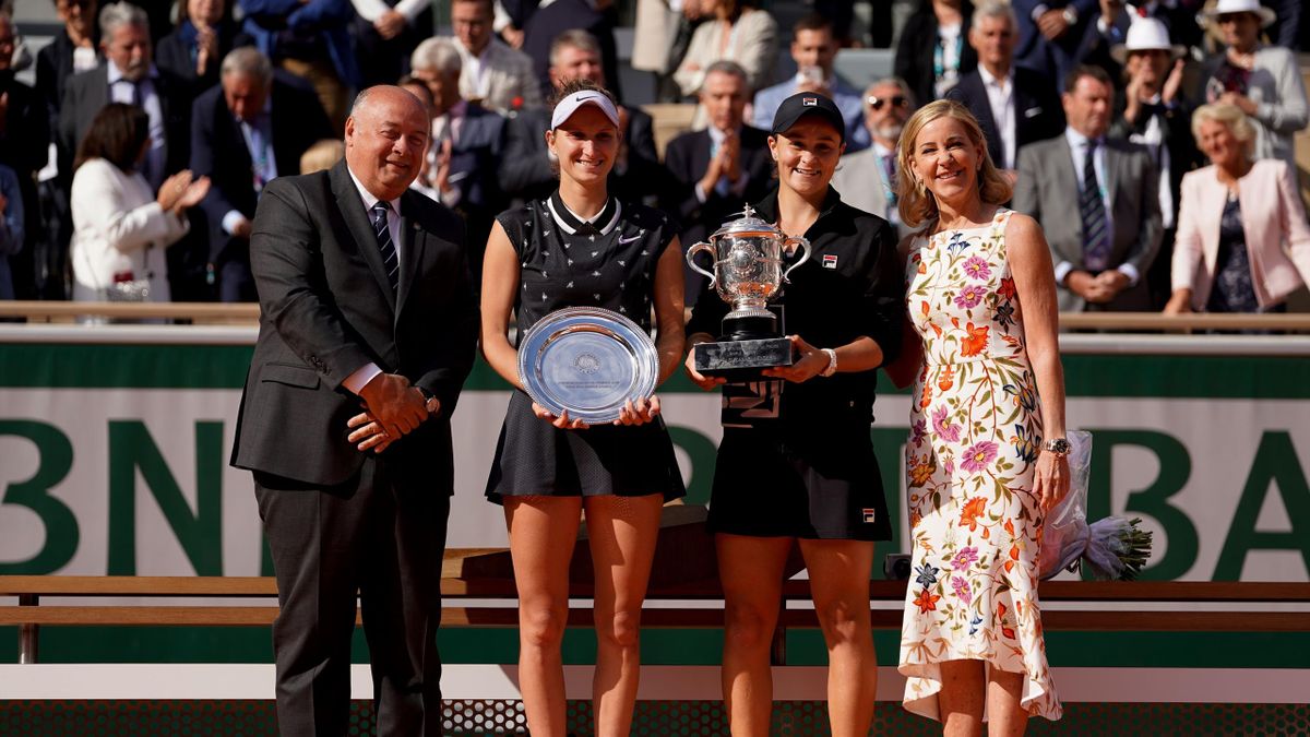 Second-placed Czech Republic's Marketa Vondrousova (2nd L) and winner Australia's Ashleigh Barty (2nd R) pose with their trophies and with President of the French Tennis Federation (FFT) Bernard Giudicelli (L) and former tennis player Chris Evert (R) of t