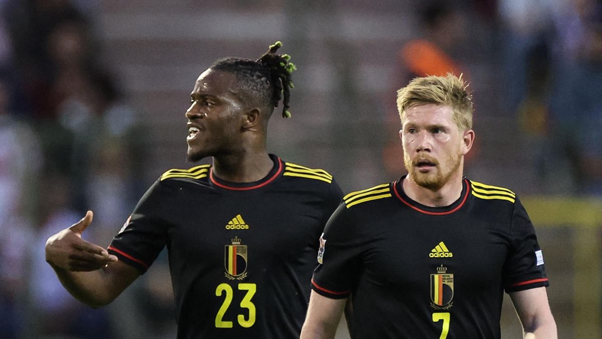 Belgium's midfielder Kevin De Bruyne (R) celebrates with Belgium's forward Michy Batshuayi (L) after scoring his team's second goal during the UEFA Nations League - League A - Group 4 football match