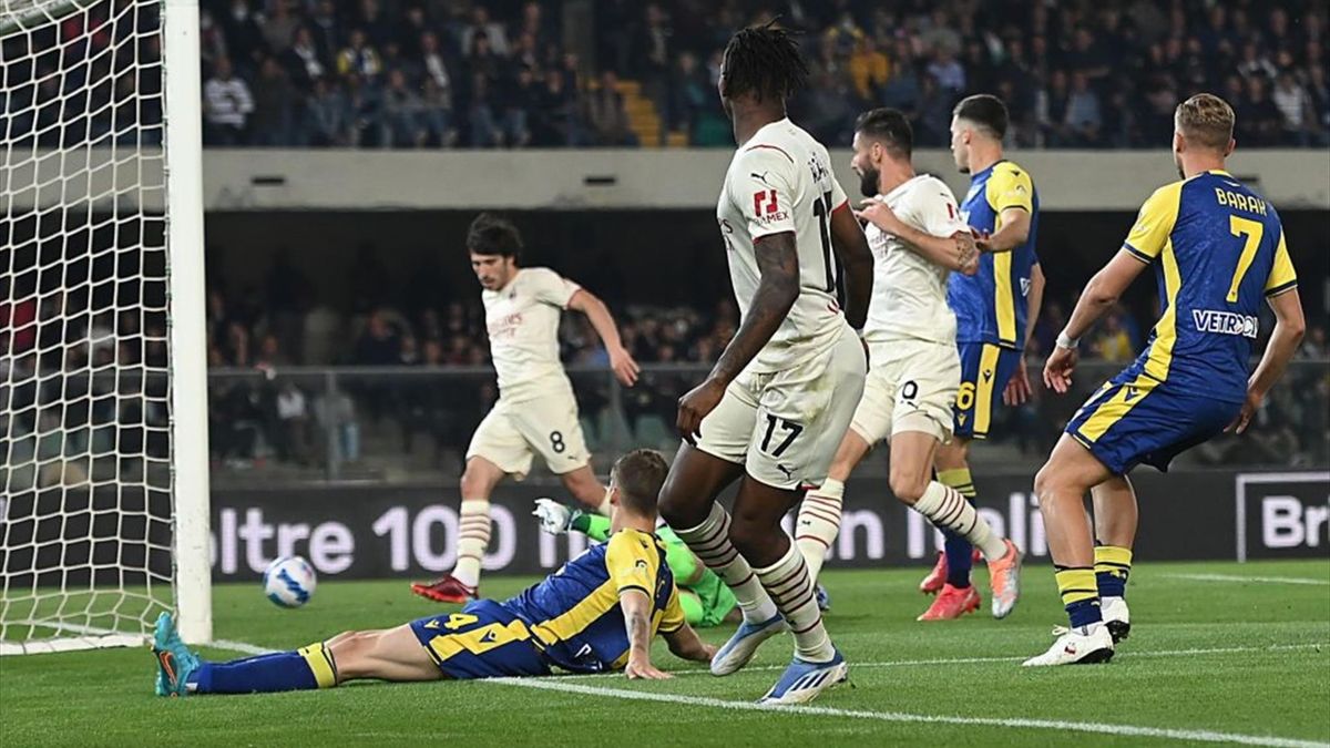 Sandro Tonali segna il gol dell'1-2 su assist di Leao Verona-Milan - Serie A 2021-22