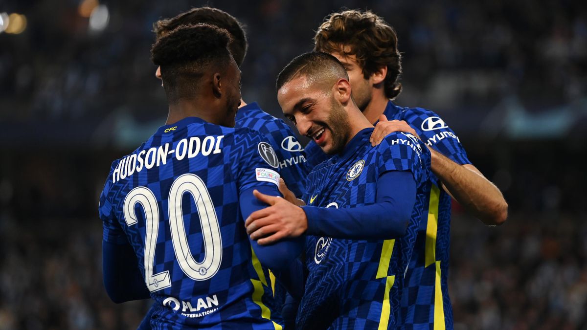MALMO, SWEDEN - NOVEMBER 02: Hakim Ziyech of Chelsea celebrates with Callum Hudson-Odoi and teammates after scoring their team's first goal during the UEFA Champions League group H match between Malmo FF and Chelsea FC at Eleda Stadium on November 02, 202