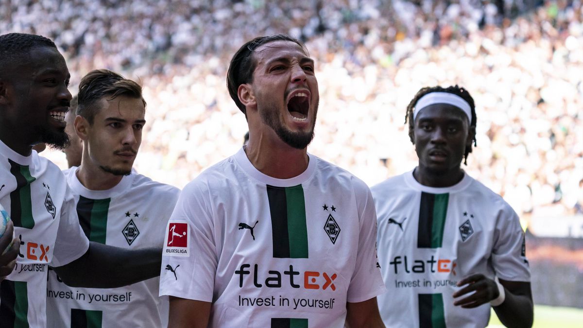 Ramy Bensebaini (Mitte) jubelt über sein Fallrückziehertor - Borussia Mönchengladbach vs. TSG 1899 Hoffenheim