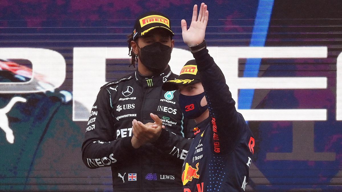 Max Verstappen saluta il pubblico di Spa sul podio applaudito da Lewis Hamilton, Getty Images