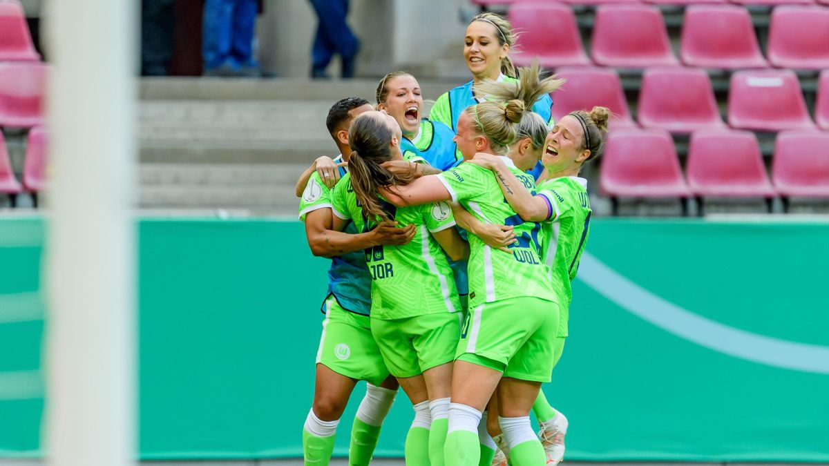 Die Spielerinnen des VfL Wolfsburg bejubeln den DFB-Pokalsieg