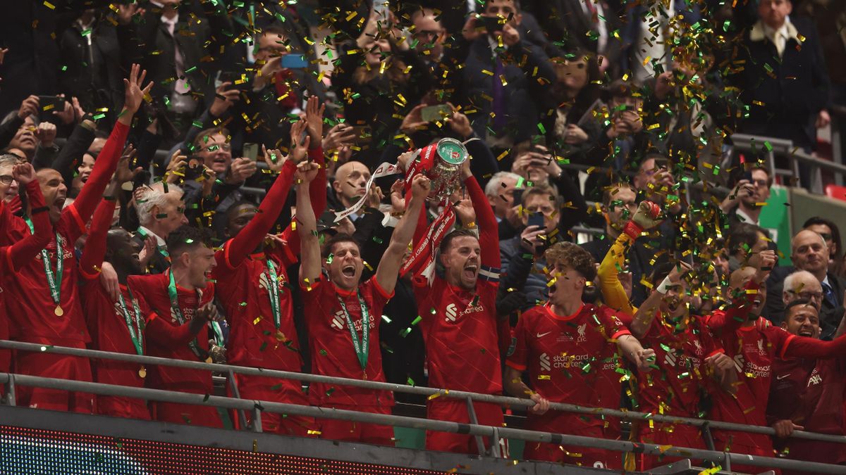 Jordan Henderson soulève la League Cup après le succès de Liverpool en finale