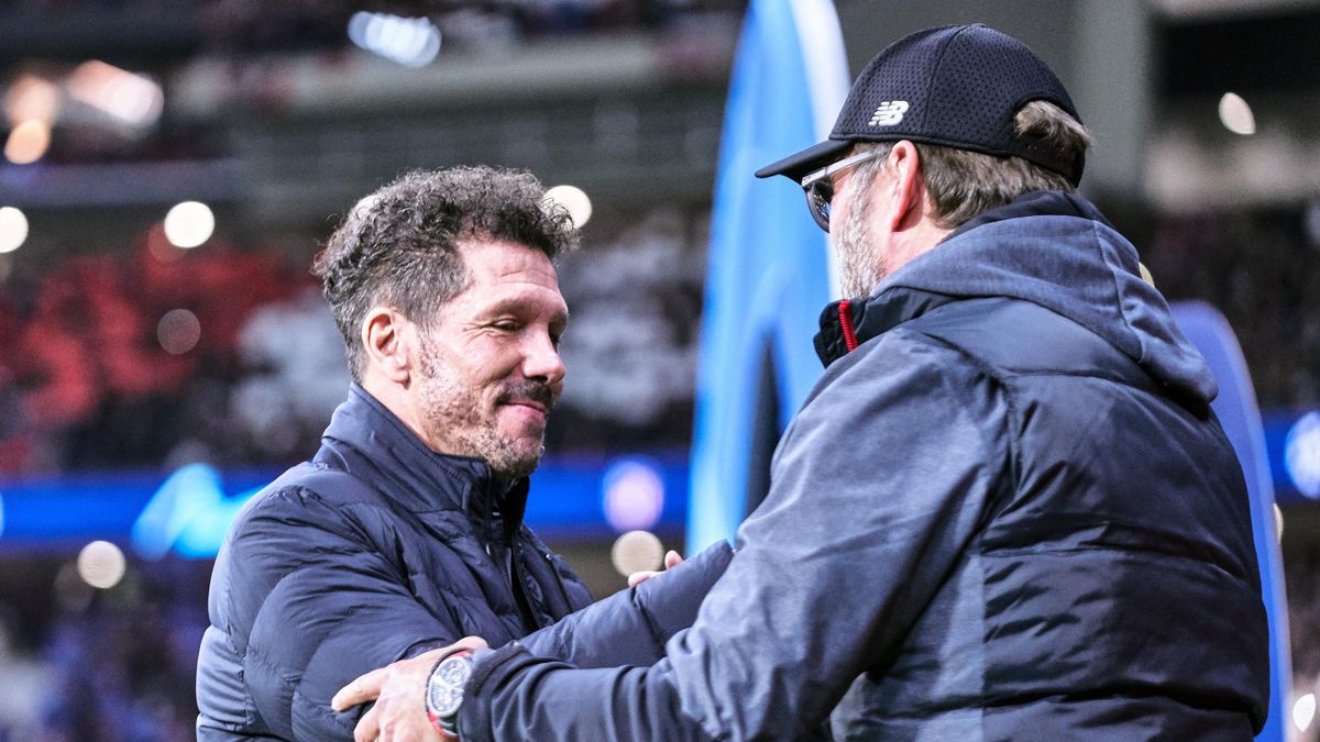 Diego Pablo Simeone, manager of Atletico de Madrid greets Jurgen Klopp, manager of Liverpool FC during the UEFA Champions League round of 16 first leg match between Atletico Madrid and Liverpool FC at Wanda Metropolitano on February 18, 2020 in Madrid