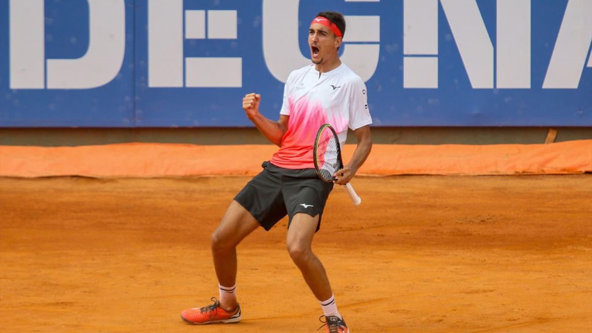 Lorenzo Sonego esulta dopo il trionfo nella finale dell'ATP Cagliari