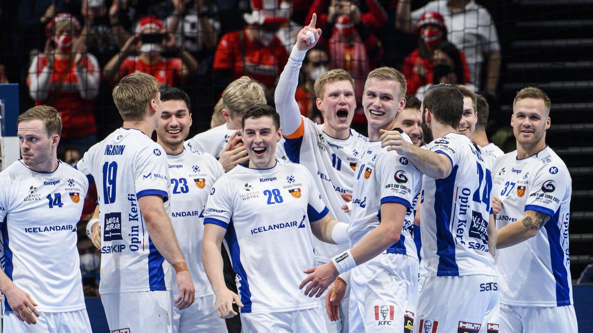 Az izlandi válogatott játékosai ünneplik győzelmüket a magyar-szlovák közös rendezésű férfi kézilabda Európa-bajnokság középdöntőjének 2. fordulójában játszott Franciaország - Izland mérkőzés után a budapesti MVM Dome-ban. Fotó: MTI/Szigetváry Zsolt