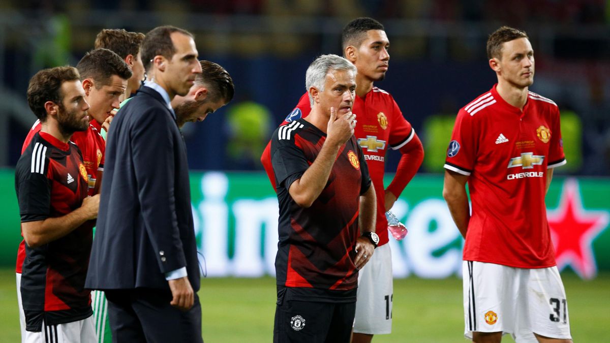 Manchester United manager Jose Mourinho and their players look dejected after losing the super cup final