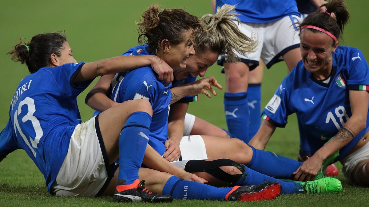 Cristina Girelli festeggia con le compagne il gol realizzato nella partita di qualificazione ai Mondiali 2019 tra Italia e Belgio
