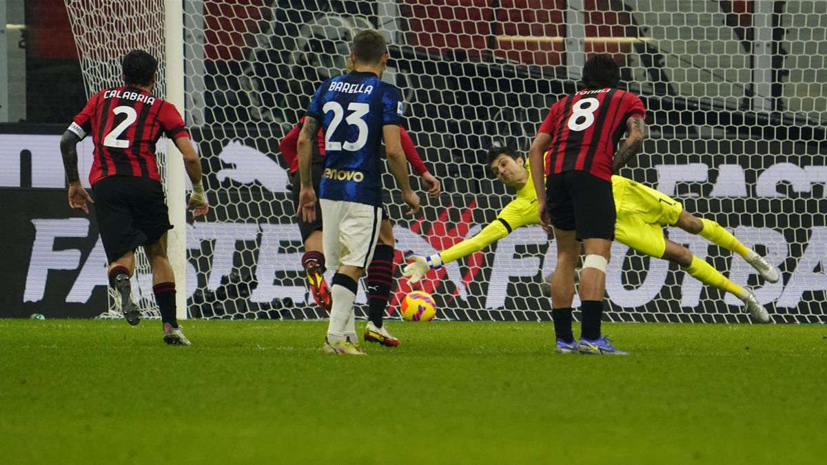 Ciprian Tatarusanu broni rzut karny w meczu Milan - Inter
