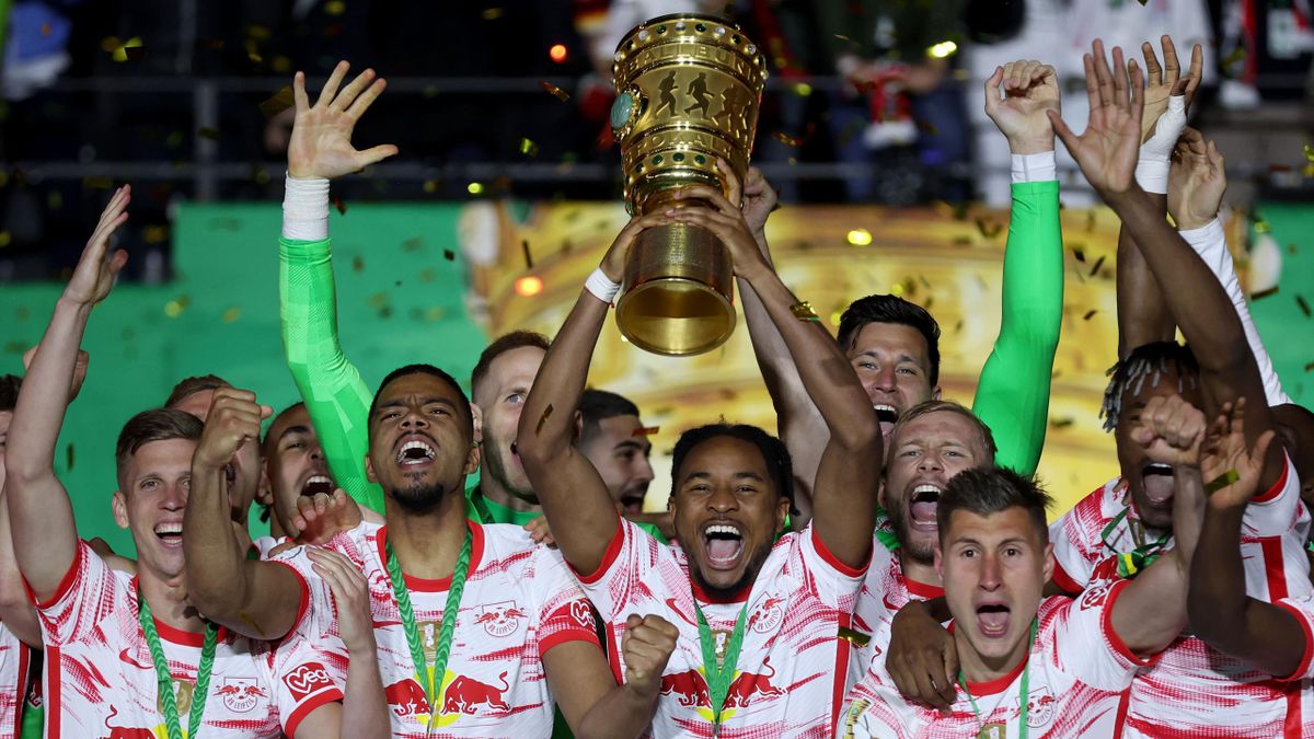 Christopher Nkunku brandit le trophée : Leipzig a remporté la Coupe d'Allemagne 2021-2022, ce samedi 21 mai