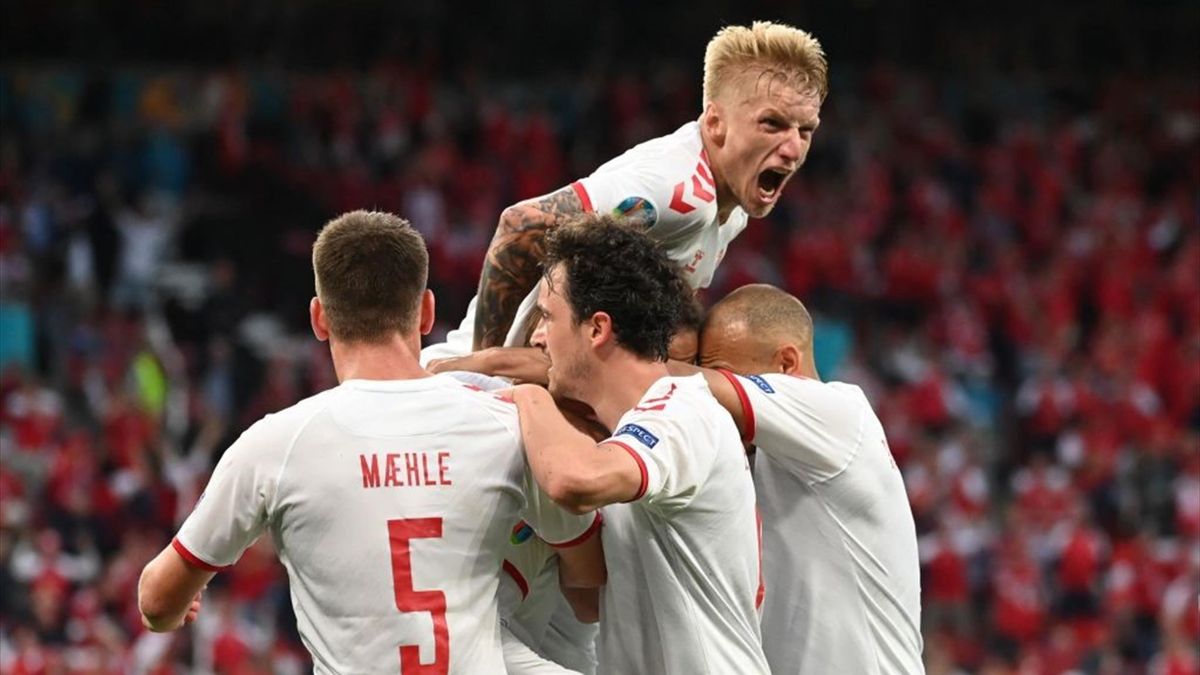 Esultanza dei giocatori della Danimarca per il gol di Damsgaard in Russia-Danimarca - Europei 2021