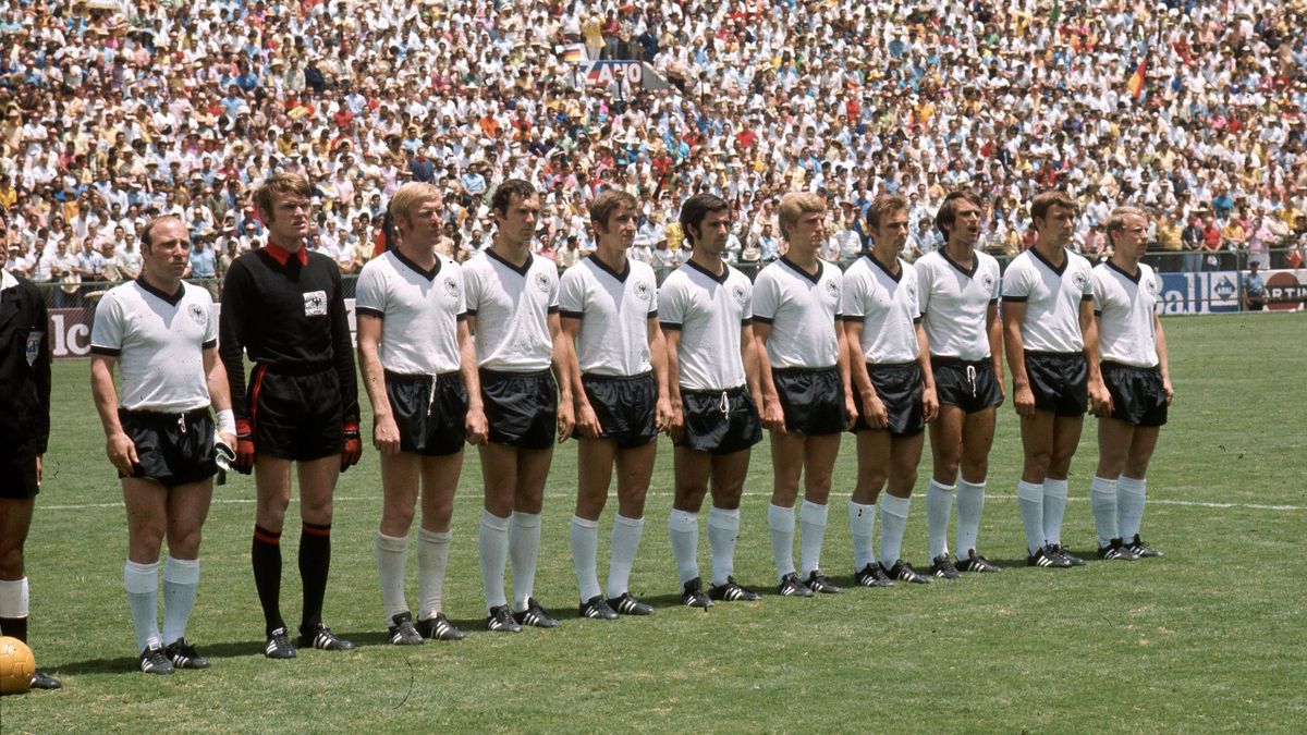 Naționala Germaniei de Vest înainte de sfertul de finală cu Anglia de la Mondialul din 1970. Uwe Seeler, Sepp Maier, Schnellinger, Franz Beckenbauer, Gerd Muller, Loehr, Hoettges, Fichtel, Libuda, Overath și Bertie Vogts
