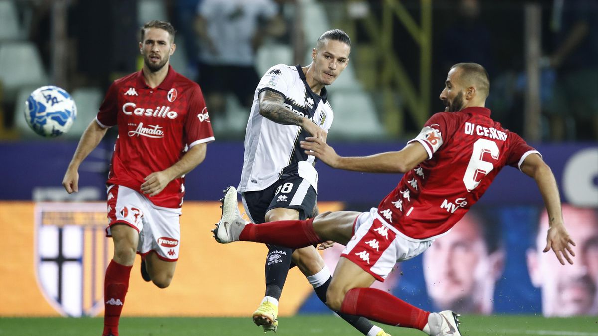 Dennis Man realizza il gol del provvisorio 1-0 in Parma-Bari, prima sfida della Serie B 2021-22